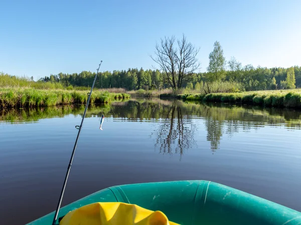 Вид Річку Гумового Човна Зеленого Рибалки Спокійна Річкова Вода Відображенням — стокове фото