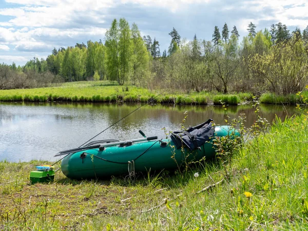 Voorjaarslandschap Met Groene Rubberboot Aan Oever Van Rivier Uitrusting Voor — Stockfoto