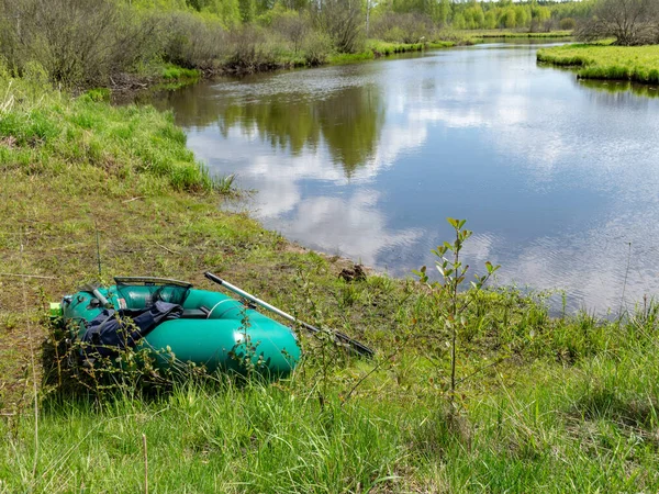 拉脱维亚塞达河沿岸绿树成荫的春景 渔民装备 — 图库照片