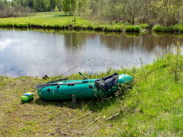 川の岸に緑のゴムボートと春の風景 セダ川 ラトビア — ストック写真