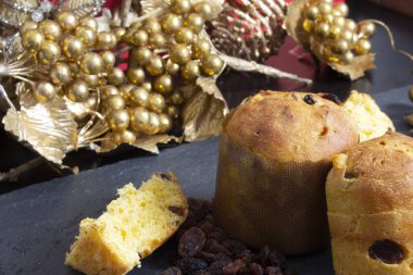 Yumurtalı, sütlü ve kuru üzümlü panettone yapmak için dilimlenmiş ve hazırlanmış malzemelerle Noel Panettone. Tipik İtalyan Noel pastası.