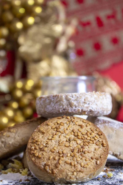 Традиційне різдвяне печиво з молоком на різдвяному тлі — стокове фото