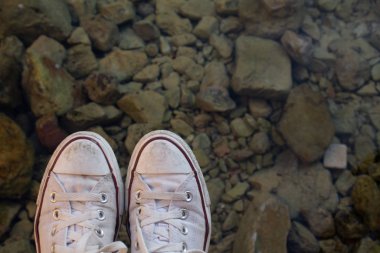 boşluklar, suyun üzerinde beyaz ayakkabılar