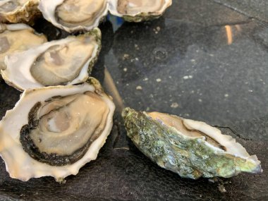 İstiridyeler uzman şefler tarafından harika ve lezzetli yapıldı.