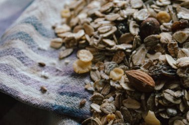 Kahvaltıda fındıklı müsli. Yerel tipik geri dönüşümlü kumaş üzerinde sürdürülebilir ürün. Lifli ve vitaminli bir kahvaltı..