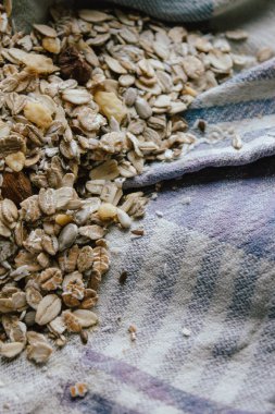 Kahvaltıda fındıklı müsli. Yerel tipik geri dönüşümlü kumaş üzerinde sürdürülebilir ürün. Lifli ve vitaminli bir kahvaltı..