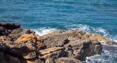 Mallorca 'nın güzel detaylı manzarası, plajları ve kayalarla dolu Akdeniz. Bakire ve yaz banyosu için mükemmel. Yüzmek için harika bir zaman, sakin deniz.