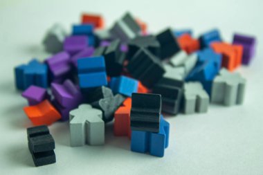 Yığılmış meepller bir masa oyunu için hazırlandı. Meeples ordusu insan şeklinde ahşap figürler. Oynamak için.