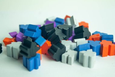 Yığılmış meepller bir masa oyunu için hazırlandı. Meeples ordusu insan şeklinde ahşap figürler. Oynamak için.