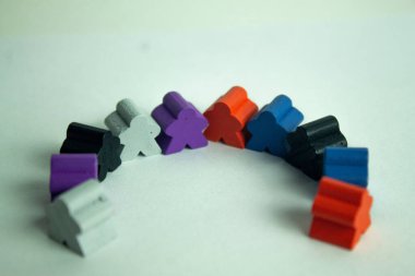 Farklı renkte meepeler aracılığıyla farklı toplum ve kültürel çeşitlilik kavramı. Eşitlik ve eşitlik kavramı. Kültürel çeşitliliğin temsili.