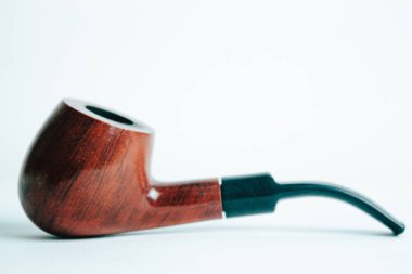 Beyaz arka planda izole edilmiş tütün piposu. Tütün ürünü fotoğrafı. Klasik sigara içenler için.