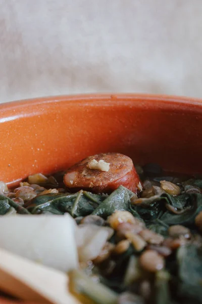 Typisk Spansk Linsrätt Med Chorizo Brun Lerplatta Med Hållbar Träslev — Stockfoto