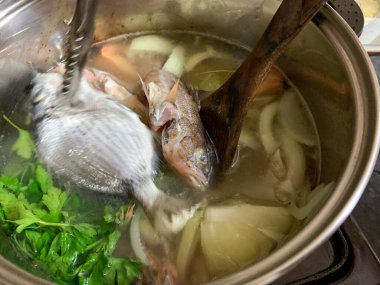 Balık çorbası yapmak için hazırlanmış tencere. Aynı gün yakalanan taze balıklarla. Çeşitli balıklar..