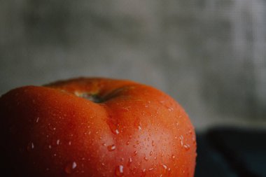 Kırsal arka planda organik domates.