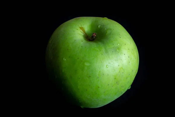 Green Ripe Apple Water Droplets Dark Background Closeup — Stock Photo, Image