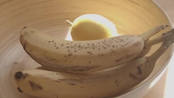 Plátanos Dando Vueltas Contenedor Madera Comida Saludable Vegana — Vídeos de Stock