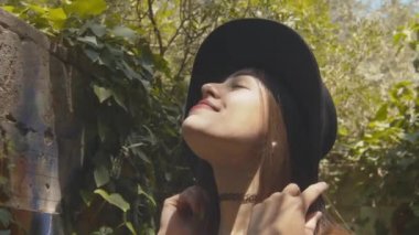 Bu makro su yosunların yanına düşer ve yaz yağmurunda düşer..