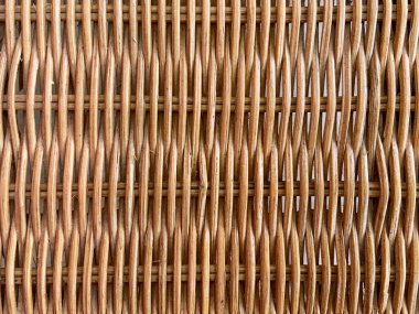 Doğal güneş ışığıyla dikey kahverengi ahşap hasır dokusu.