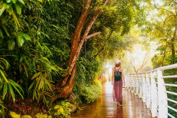 Hainan, Sanya, Phoenix Parkı. Tropikal ormanda bir kız.