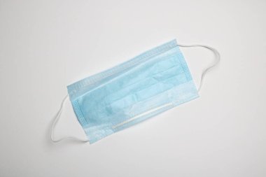 Grip ve koronavirüse karşı korunmak için tıbbi maske rengi. Cerrahi koruyucu maske. Beyaz arka planda tıbbi solunum bandajı var. Virüs ve salgın COVID-19 'un yayılmasının önlenmesi.