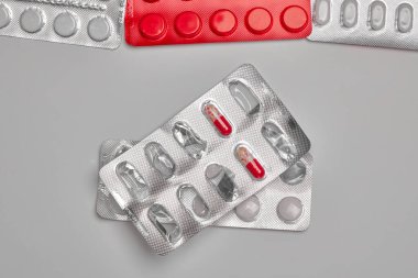 Boş ilaç kutusu. Viral enfeksiyonların tedavisi için ilaçlar. Grip ve Coronovirus Önleme, Covid 19. Gri arka planda ilaçlar.