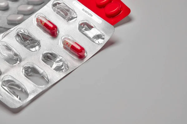 Boş ilaç kutusu. Viral enfeksiyonların tedavisi için ilaçlar. Grip ve Coronovirus Önleme, Covid 19. Gri arka planda ilaçlar.