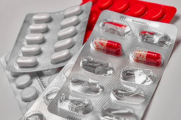 Boş ilaç kutusu. Viral enfeksiyonların tedavisi için ilaçlar. Grip ve Coronovirus Önleme, Covid 19. Gri arka planda ilaçlar.