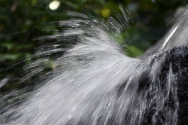 Corriente de agua en una cascada