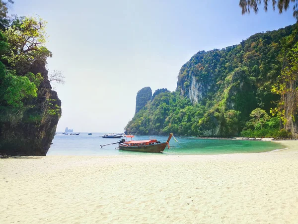 Island beach with limestone rocks and long tail boats — 스톡 사진