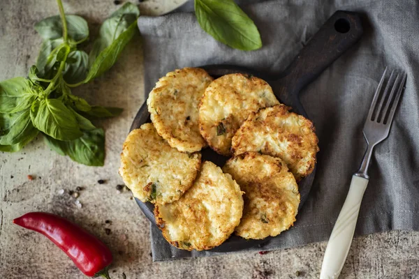 Tahta bir tabakta lahana sebzeli börek..