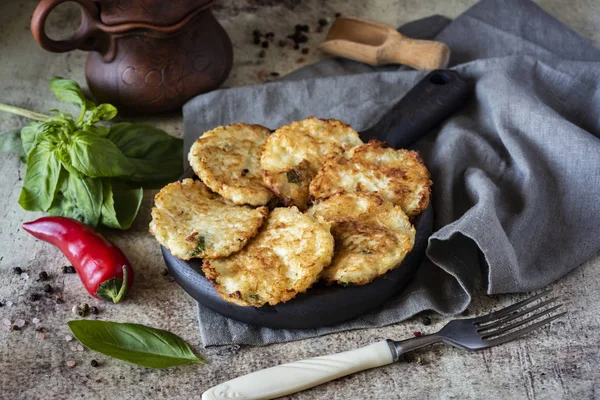 Tahta bir tabakta lahana sebzeli börek..