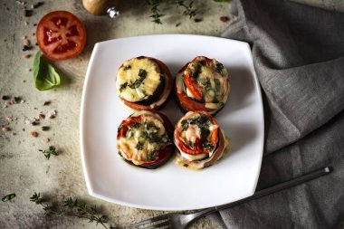 Vejetaryen yemeği: patlıcan Parmigiano ve yeşil yeşil tabaklar.