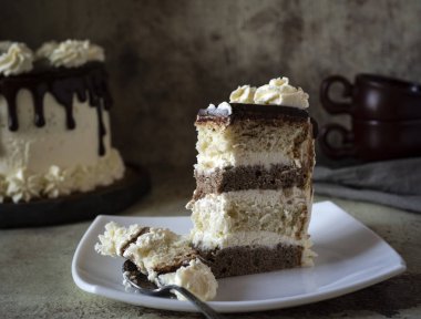 Beyaz tabakta bir parça çikolatalı pasta.