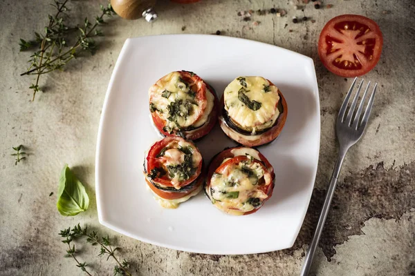 Domatesli patlıcan ve fırında peynir. Patlıcan Parmigiano. Vejetaryen yemeği.
