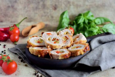 Bir tabakta peynir ve sebzeli, iştah açıcı köfte.