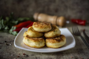 Vejetaryen yemeği: beyaz tabakta sebze patates pirzolası.