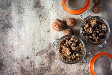 Vejetaryen Kahvaltısı: Kuru üzüm, ceviz, bal ve susam tohumlu granola