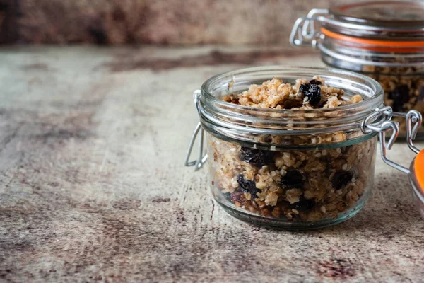 Vejetaryen yemeği: fındıklı granola, kuru üzüm ve susam tohumlu.