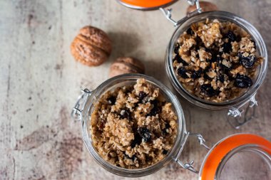 Vejetaryen yemeği: fındıklı müsli, kuru üzüm, bal, tarçın ve susam tohumu