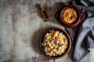 Pirinç, et ve sebzeli kil tabakta, pirinç ve gri arka planda et.