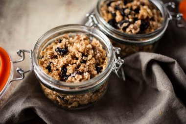 Gri bir peçetede cam bir kavanozda granola