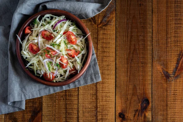 Vejetaryen yemeği: sebze salatası, lahana, bitki ve kiraz soslu domates..