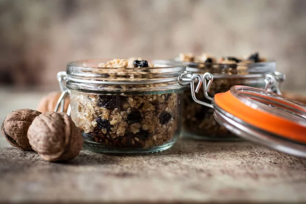 Cevizli granola, bal, susam tohumu ve kapaklı yulaf ezmesi.