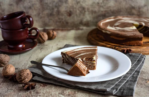 Ein Stück Schokoladenkuchen Auf Einem Weißen Teller — Stockfoto