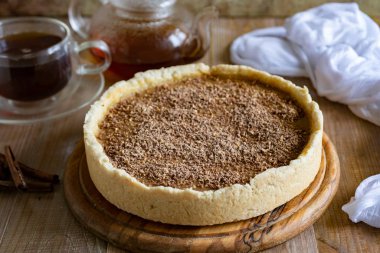 Tahta üzerinde çikolata olan lezzetli balkabağı turtası. Balkabaklı tart. Gri arka planda çikolatalı cheesecake.