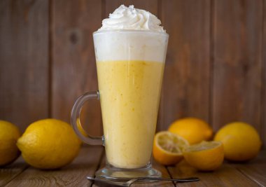 Citrus tatlısı: ahşap bir masada çırpılmış kremalı limon kreması.