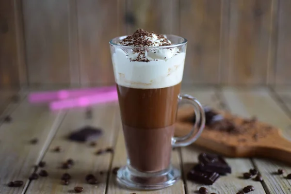 Heißer Kaffee Mit Sahne Und Schokolade Abfluss Auf Einem Holztisch — Stockfoto