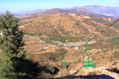 Sandalye, Tian Shan 'ın sıradağlarına, Chimgan bölgesine, Özbekistan' a yükseliyor.