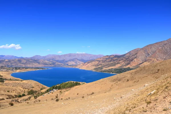 Özbekistan 'daki Taşkent yakınlarında Charvak su deposu