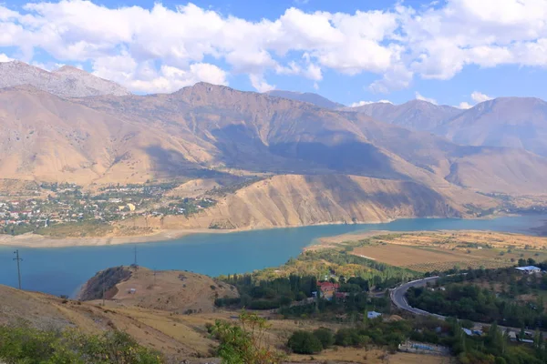 Charvak water reservoir near Tashkent in Uzbekistan — Stock Photo, Image